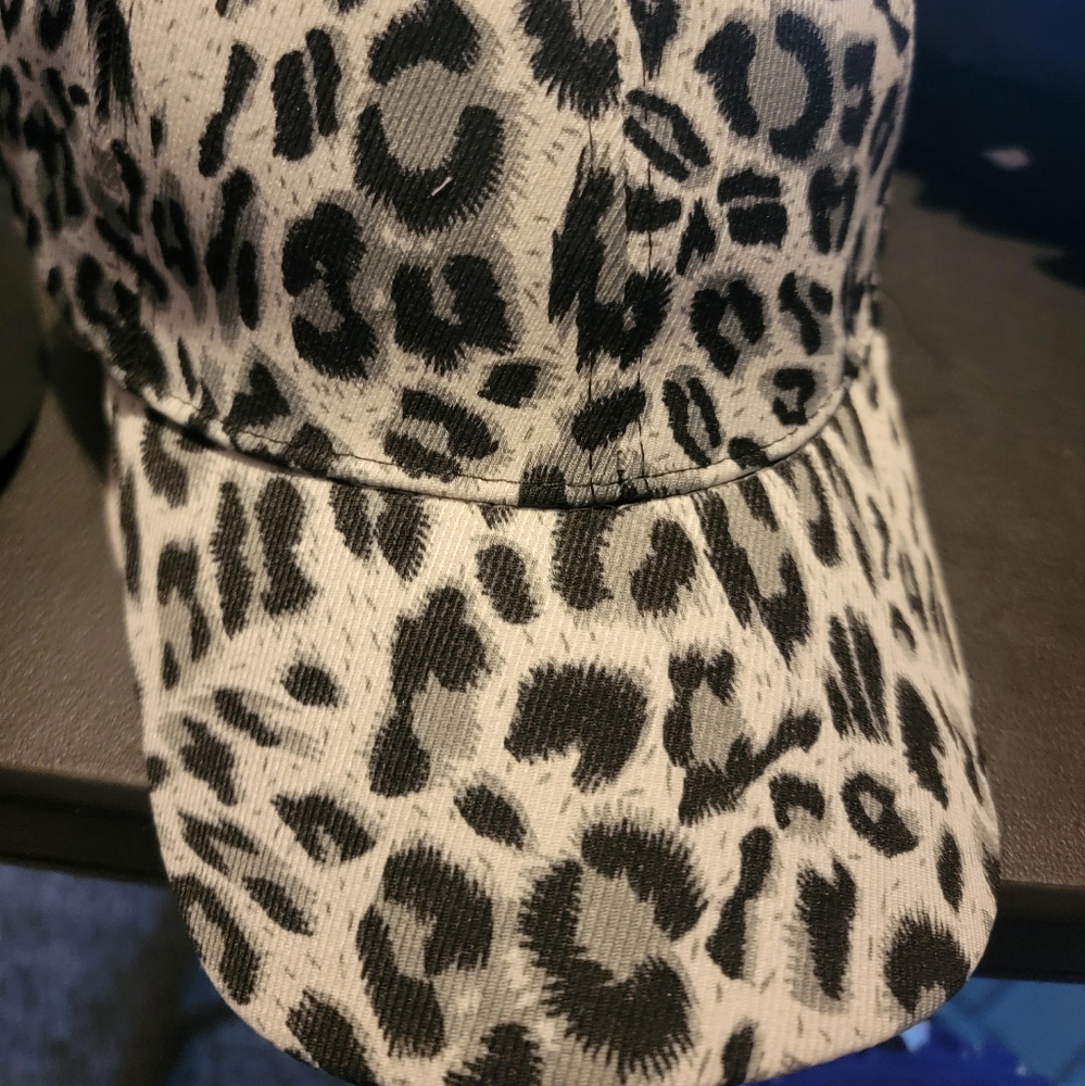 New Gray and black adjustable Leopard print baseball cap